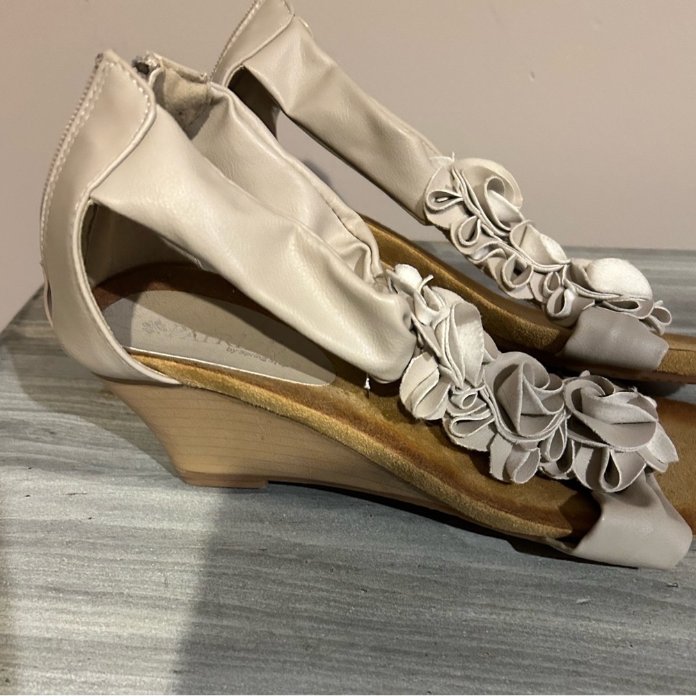 Tan flower detailed wedge sandals size 8 never worn